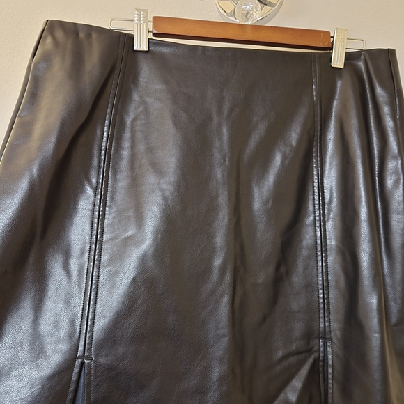 Sleek Black Mini Skirt - Picture 6 of 11